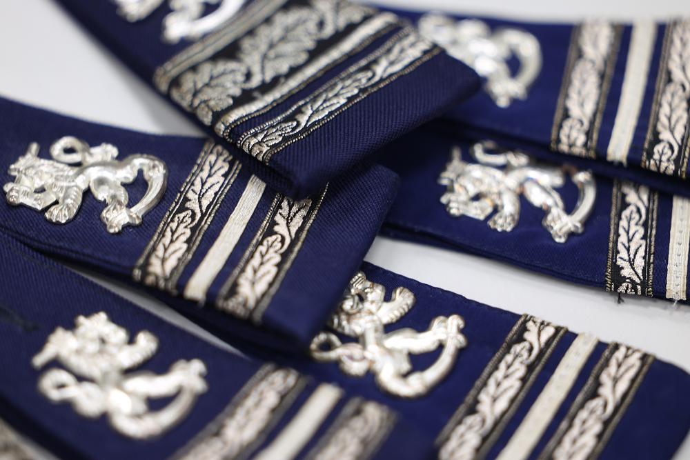 The shoulder badges for a Chief Inspector and a Superintendent.