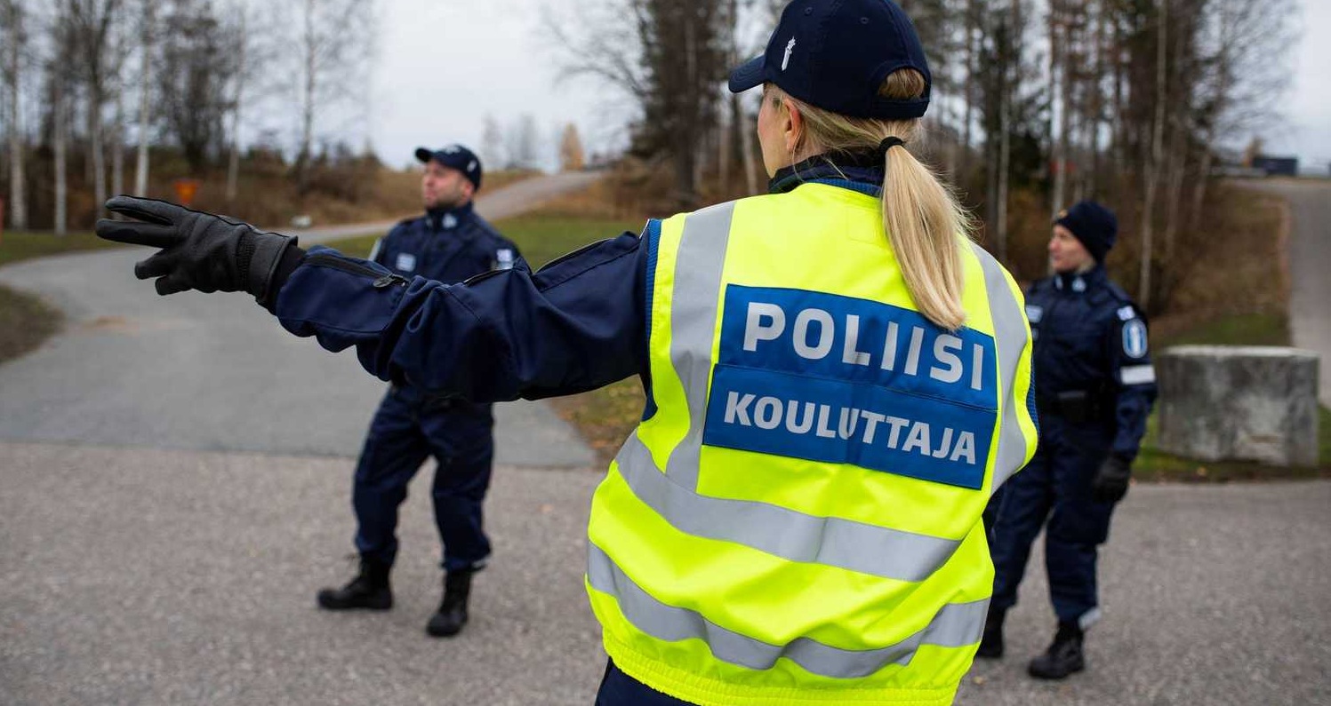 En polisutbildare pratar med studerande.