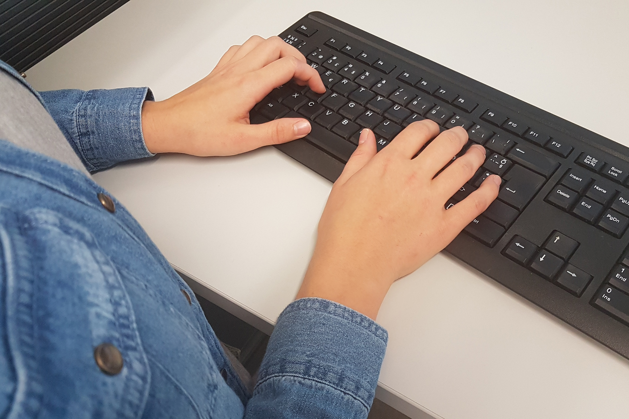 Händer på ett tangentbord.