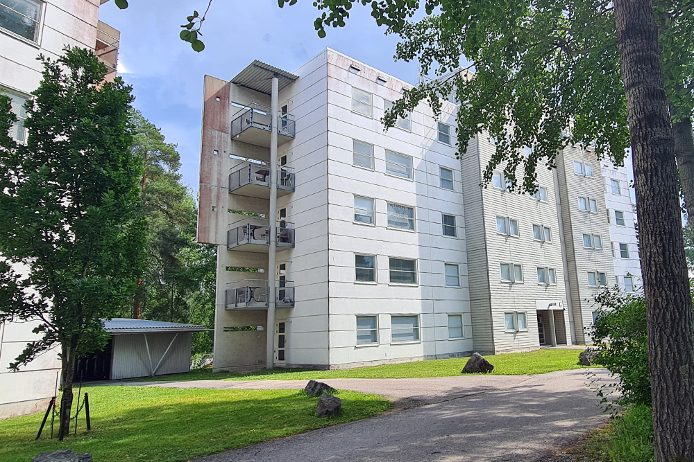 Polamks studentbostäder i sommarlandskapet.