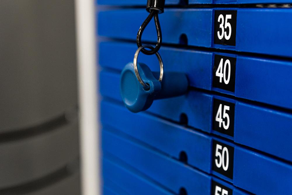 Närbild av vikten för lastdrag i gymmet.