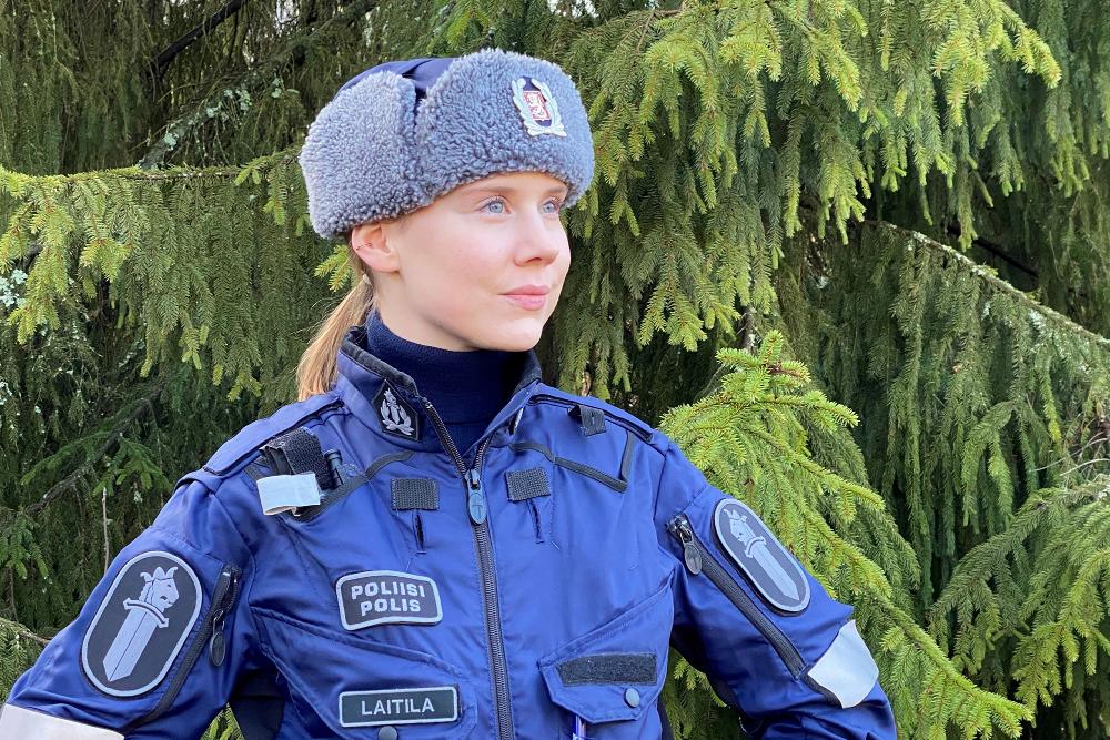 Sini Laitila i uniform framför ett gran.