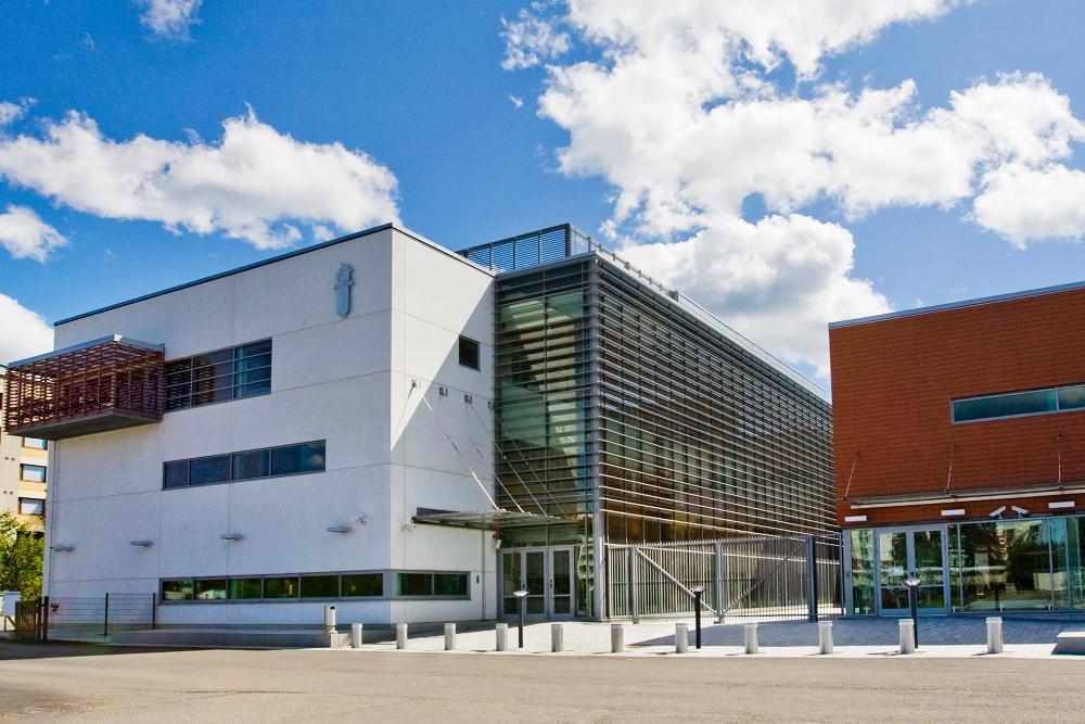 Polamkin päärakennus on Vaajakadulta katsoessa vasemmalla ja Poliisimuseon rakennus oikealla. Pääsisäänkäynti Polamkiin on rakennusten välistä.