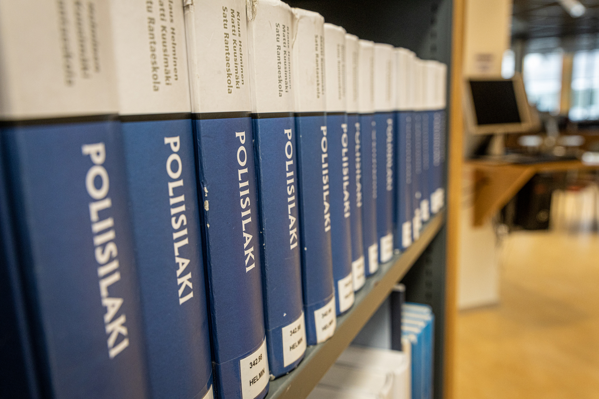 Exemplar av boken Poliisilaki på en bibliotekshylla.