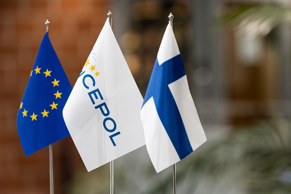EU-flaggan, CEPOL-flaggan och Finlands flagga bredvid varandra.